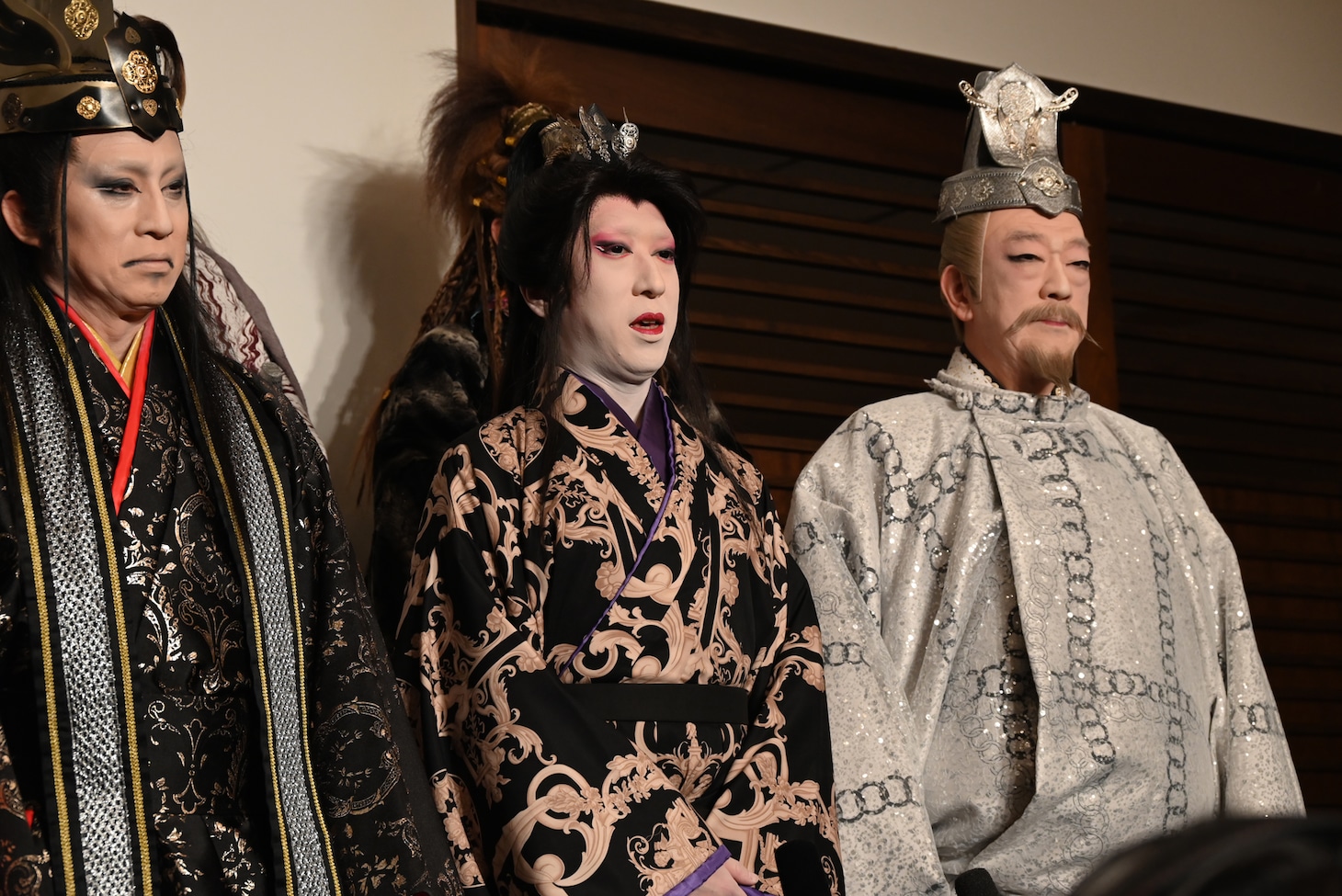中村時蔵（中央）。