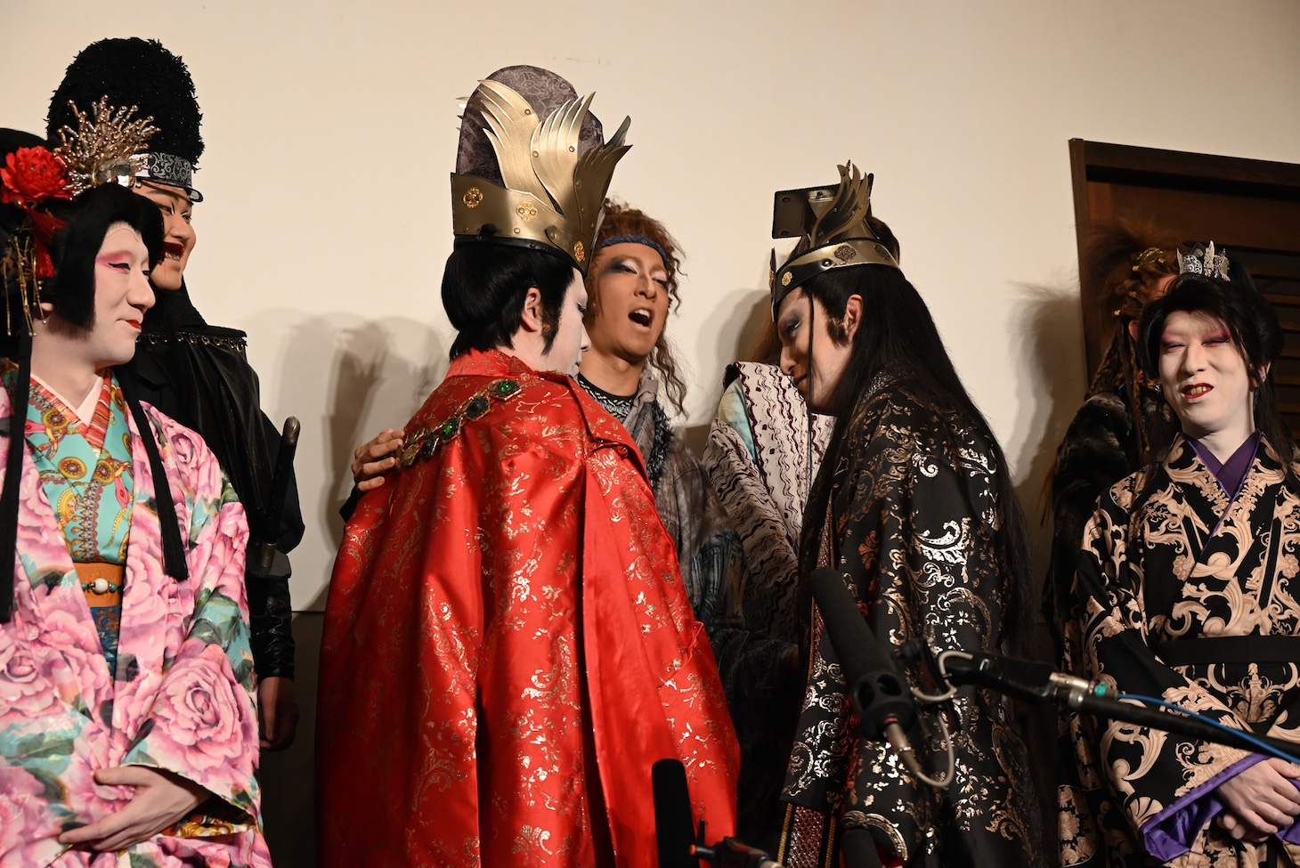 松本幸四郎と尾上松也による“冠攻撃”を受ける尾上右近（後方中央）。