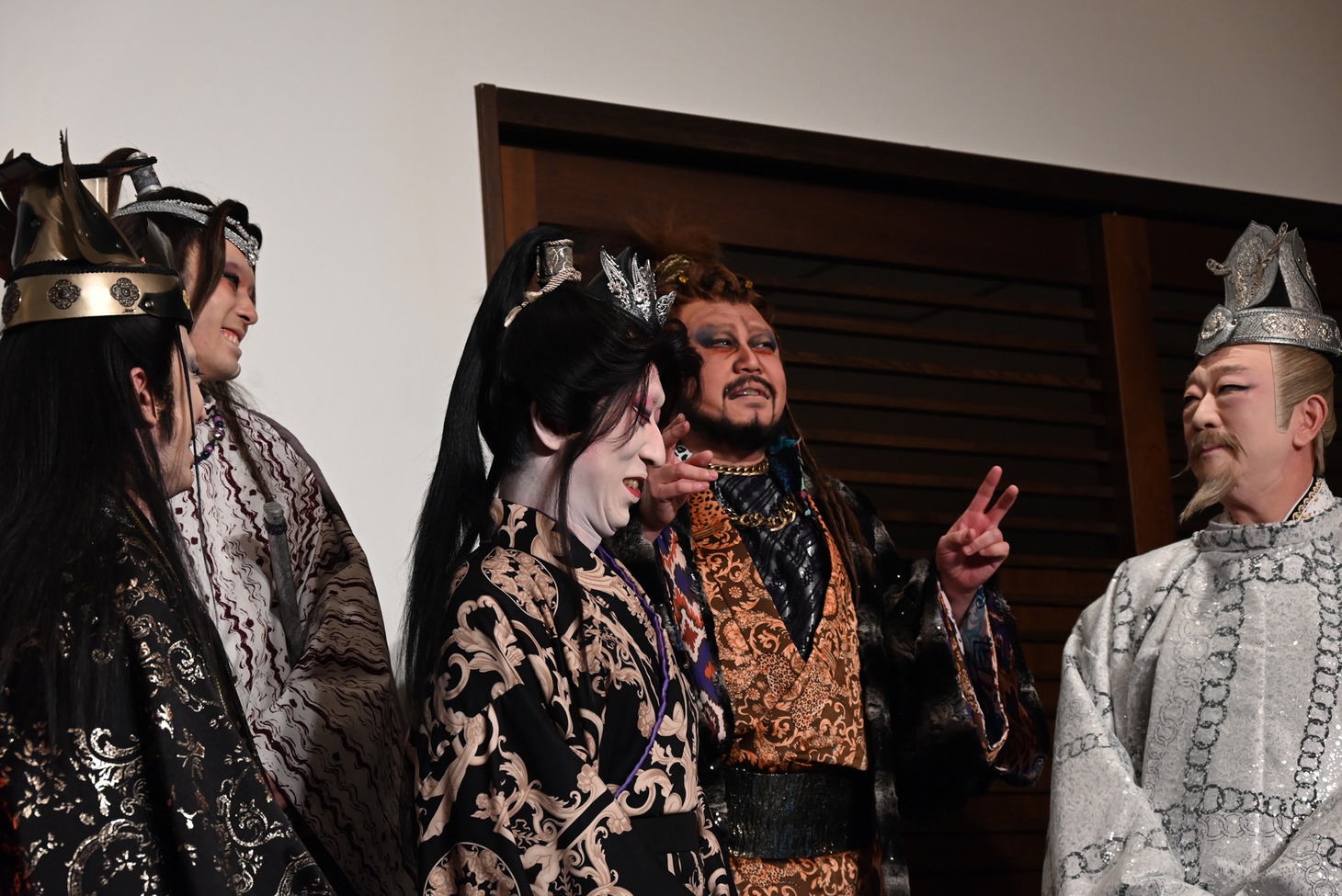 それぞれのあいさつが長すぎることに苦言を呈する市川猿弥（後方中央）。