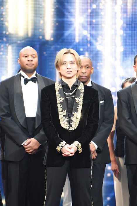 「Endless SHOCK」11月公演千秋楽カーテンコールに登場した堂本光一。