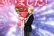 「Endless SHOCK」11月公演千秋楽カーテンコールで、バラの花束を贈られた堂本光一。