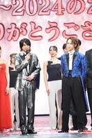 「Endless SHOCK」11月公演千秋楽カーテンコールに登場した佐藤勝利（左）、上田竜也（右）。