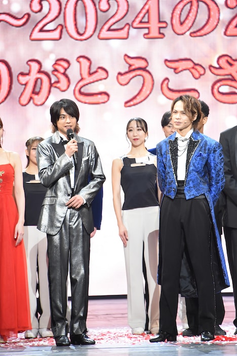 「Endless SHOCK」11月公演千秋楽カーテンコールに登場した佐藤勝利(左)、上田竜也(右)。