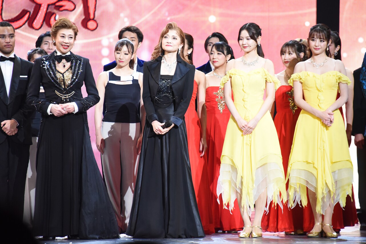 Endless SHOCK」11月公演千秋楽カーテンコールの様子。左から前田