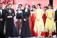 「Endless SHOCK」11月公演千秋楽カーテンコールの様子。左から前田美波里、島田歌穂、中村麗乃、綺咲愛里。