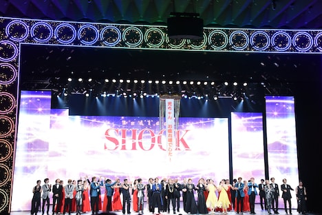 「Endless SHOCK」11月公演千秋楽カーテンコールの様子。