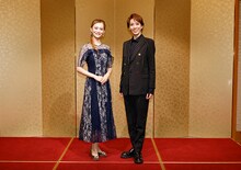 宝塚歌劇花組「ミュージカル『マジシャンの憂鬱』」「レヴュー グロリア『Jubilee』」の合同取材会より。左から星空美咲、永久輝せあ。