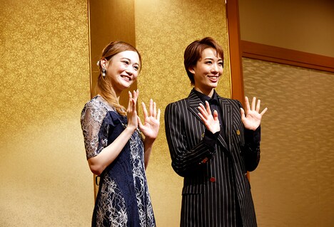 宝塚歌劇花組「ミュージカル『マジシャンの憂鬱』」「レヴュー グロリア『Jubilee』」の合同取材会より。左から星空美咲、永久輝せあ。