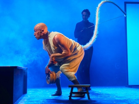 日英国際共同制作 KAAT × Vanishing Point「品川猿の告白 Confessions of a Shinagawa Monkey」より。（撮影：細野晋司）