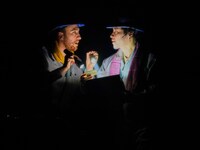 日英国際共同制作 KAAT × Vanishing Point「品川猿の告白 Confessions of a Shinagawa Monkey」より。（撮影：細野晋司）