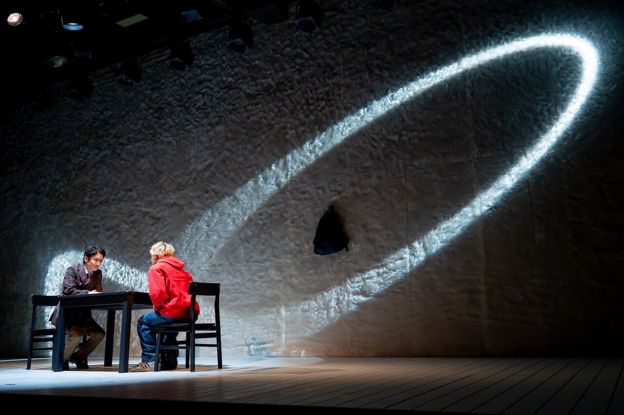 舞台「モンスター」より。（撮影：河上良）