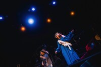 白神ももこ×兼島拓也「花売の縁オン（ザ）ライン」より。（撮影：仲間勇太）