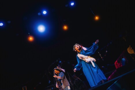 白神ももこ×兼島拓也「花売の縁オン（ザ）ライン」より。（撮影：仲間勇太）