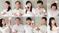 上段左より福寿奈央、林竜三、大西玲子、大石樹、新部聖子、 下段左より土屋杏文、藤川修二、蓑輪みき、細身慎之介、吉田小夏。