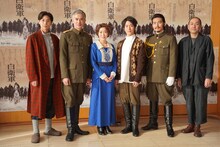 「白衛軍 The White Guard」会見より。左から池岡亮介、大場泰正、前田亜季、村井良大、上山竜治、上村聡史。