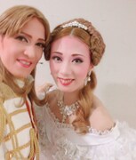 「レディレインの肖像～フランツその愛～」（2012年）の主演を務めた桐生麻耶（左）とアンネリーゼ（レディレイン）役の城月れい。