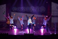 梅棒 19th GIFT「クリス、いってきマス!!!」より。（撮影：飯野高拓、角田大樹）