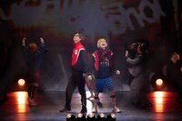 梅棒 19th GIFT「クリス、いってきマス!!!」より。（撮影：飯野高拓、角田大樹）