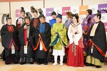 白石隼也（後列一番左）が突然懐から取り出したのは、マイクを持っている西岡德馬の書籍。