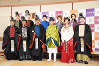 舞台「応天の門」合同取材会より。前列左から青山良彦、西岡德馬、高橋克典、佐藤流司、花總まり、篠井英介、後列左から白石隼也、本田礼生、中村莟玉、高崎かなみ、坂本澪香。