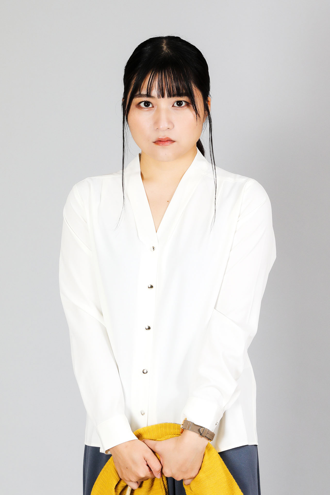 徳倉マドカ扮する朝美。