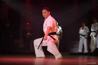 「刃牙 THE GRAPPLER STAGE -地下闘技場編-」より、日向野祥扮する愚地克巳。