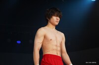 「刃牙 THE GRAPPLER STAGE -地下闘技場編-」より、佐藤祐吾扮する範馬刃牙。