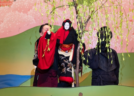 「令和6年12月文楽公演」第一部より、「日高川入相花王」の「渡し場の段」。（提供：国立劇場、撮影：二階堂健）