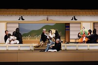 「令和6年12月文楽公演」第二部より、「一谷嫩軍記」の「熊谷陣屋の段」。（提供：国立劇場、撮影：田口真佐美）