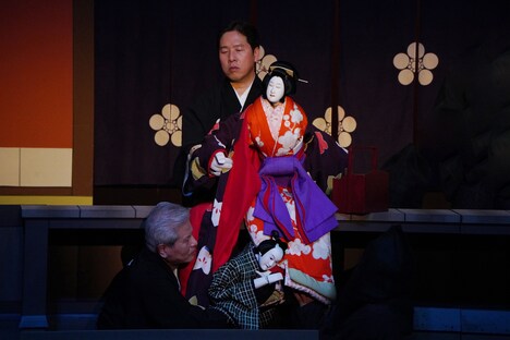 「令和6年12月文楽公演」第三部より、「曾根崎心中」の「天満屋の段」。（提供：国立劇場、撮影：小川知子）