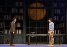 演劇集団キャラメルボックス2024 クリスマスツアー「ミスター・ムーンライト」より。(c)引地信彦