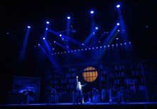 演劇集団キャラメルボックス2024 クリスマスツアー「ミスター・ムーンライト」より。(c)引地信彦