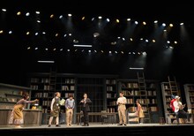 演劇集団キャラメルボックス2024 クリスマスツアー「ミスター・ムーンライト」より。(c)引地信彦