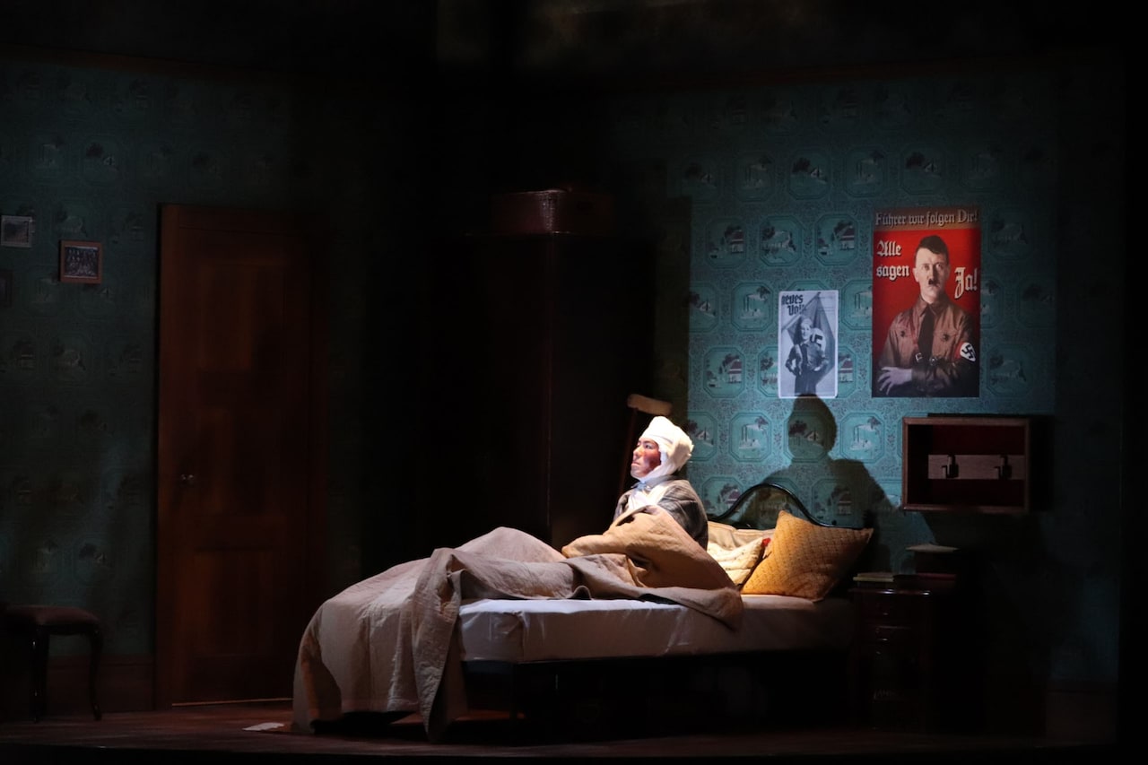 劇団民藝「囲われた空」上演中！ヒトラーに忠誠を誓う青年を中心にした、愛と家族の物語