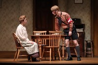 劇団民藝「囲われた空」より。