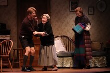 劇団民藝「囲われた空」より。