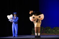 「おしりたんていミュージカル」過去公演の様子。