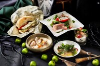 大阪のザ・リッツ・カールトン大阪で開催されるアフタヌーンブッフェ「『ウィキッド』ストロベリーブッフェ」のメニュー。