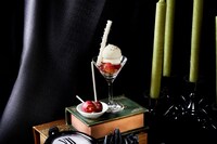 大阪のザ・リッツ・カールトン大阪で開催されるアフタヌーンブッフェ「『ウィキッド』ストロベリーブッフェ」のメニュー。