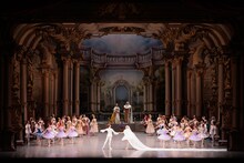 東京バレエ団「眠れる森の美女」過去公演より。（Photo by Shoko Matsuhashi）