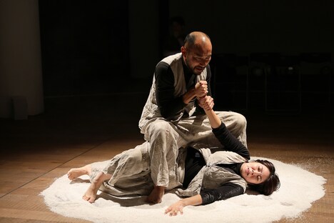 世界劇団「the replication」より。（撮影：古元道広）　