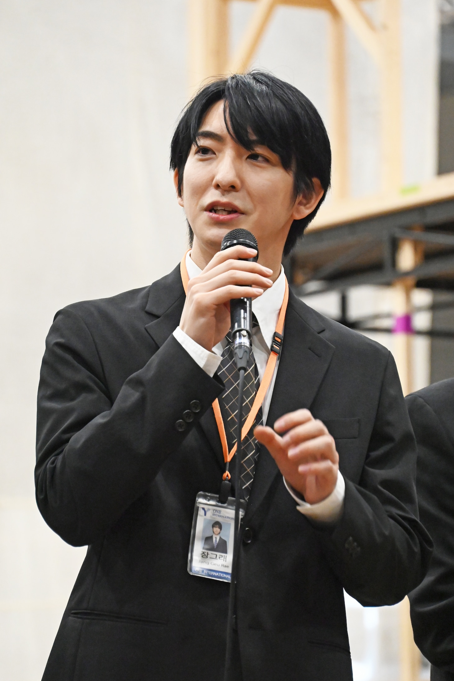 新作ミュージカル「ミセン」稽古場で取材に応じる前田公輝。
