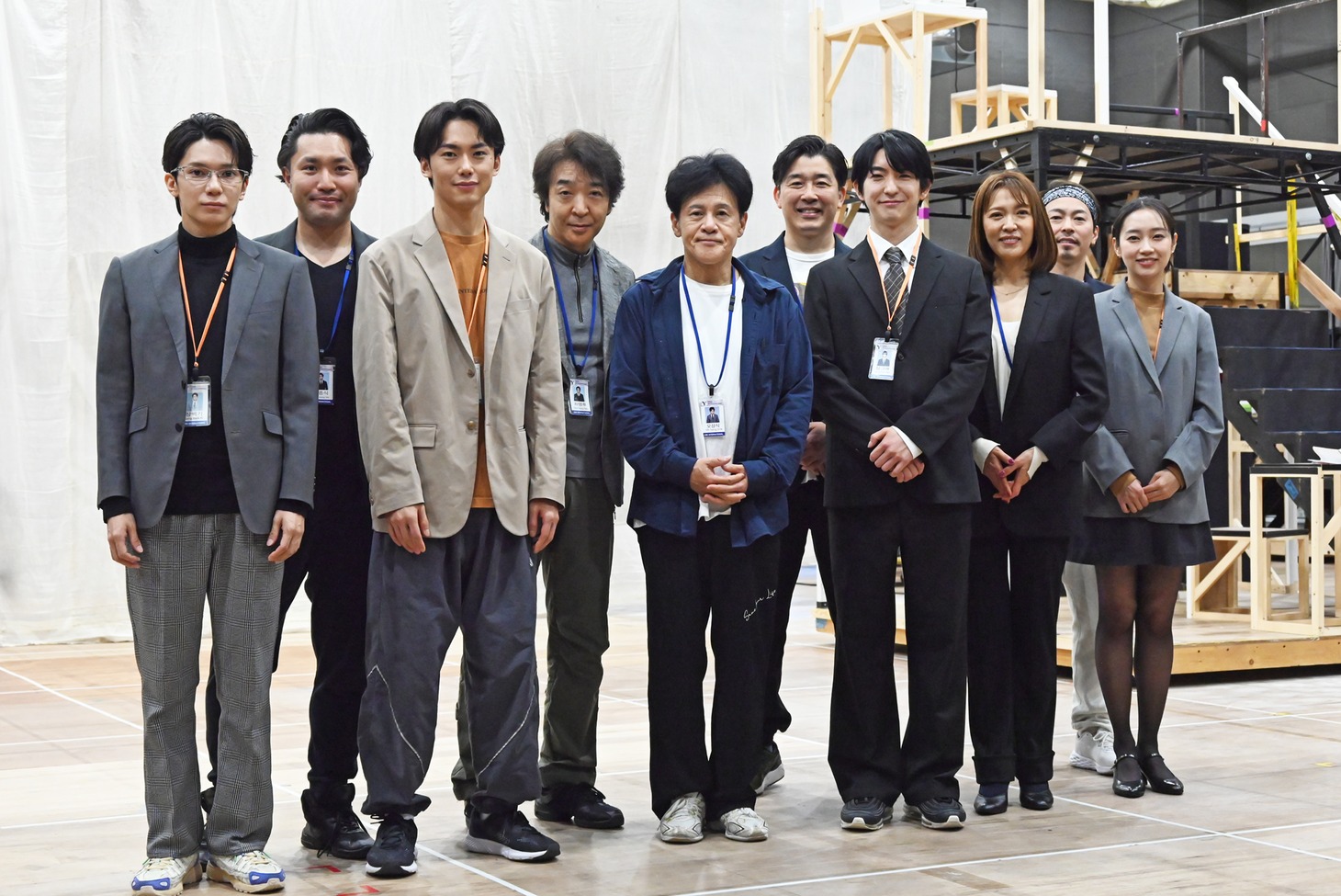 新作ミュージカル「ミセン」稽古場で取材に応じる出演者。