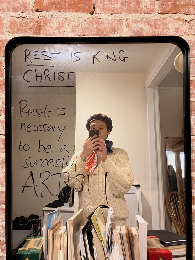 友人の家の鏡。休むことの大切さが説かれていた。