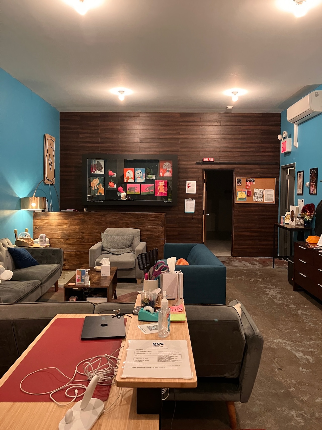 コメディクラブの溜まり場。