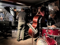 少ないやりとりですぐに演奏が始まる。