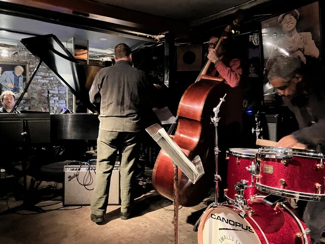 少ないやりとりですぐに演奏が始まる。