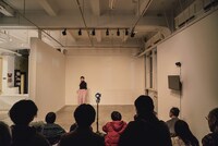 中屋敷南 新作パフォーマンス＋インスタレーション2024「ひかりとからだのふれあうところ Where Light and Body Meet」より。