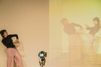 中屋敷南 新作パフォーマンス＋インスタレーション2024「ひかりとからだのふれあうところ Where Light and Body Meet」より。