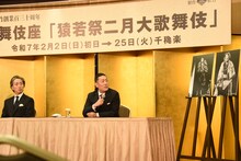 父・中村勘三郎の「きらら浮世伝」舞台写真を見つめる中村勘九郎（右）と中村七之助（左）。